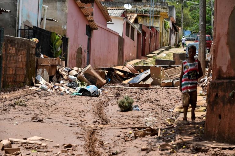 CINQUENTA PESSOAS MORRERAM EM MINAS GERAIS, BRASIL, DEVIDO ÀS CHUVAS