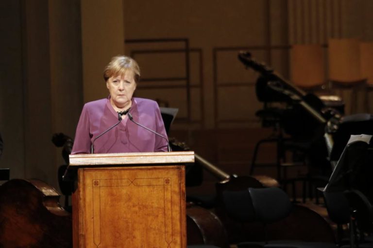ANGELA MERKEL APELA À LUTA CONTRA ANTISSEMITISMO NO 75º ANIVERSÁRIO DA LIBERTAÇÃO DE AUSCHWITZ
