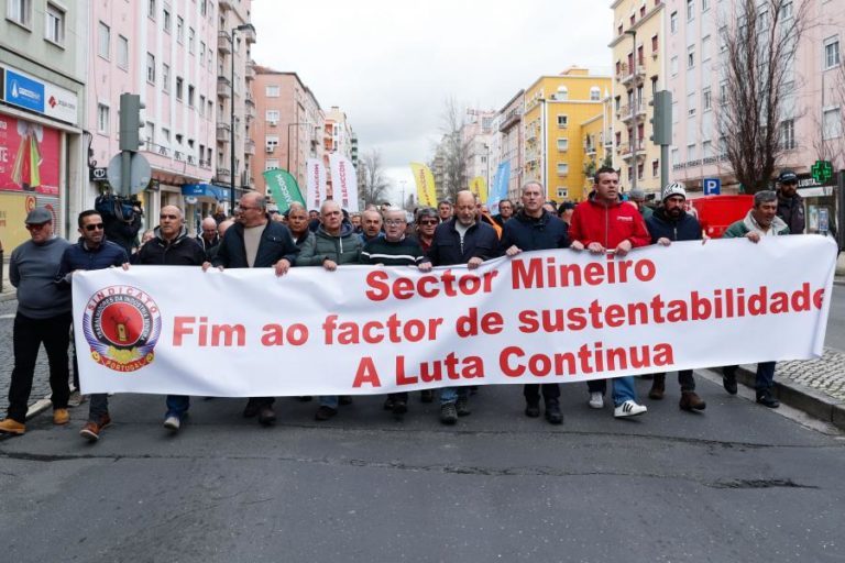 TRABALHADORES DAS MINAS E PEDREIRAS EM PROTESTO PELO FIM DO FATOR DE SUSTENTABILIDADE