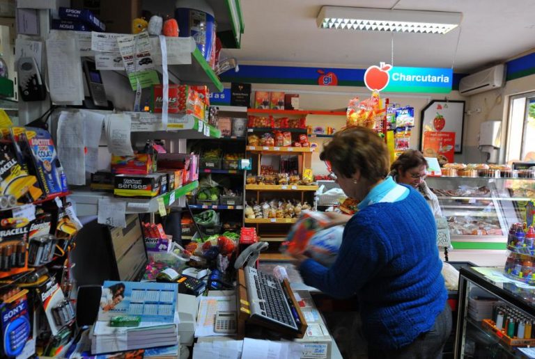 VENDAS A RETALHO NA ZONA EURO COM AUMENTO HOMÓLOGO E RECUO EM CADEIA EM DEZEMBRO