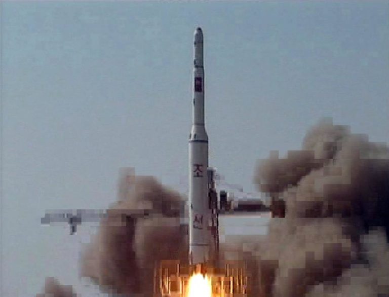 JAPÃO LANÇA SATÉLITE PARA MONITORIZAR MÍSSEIS LANÇADOS PELA COREIA DO NORTE