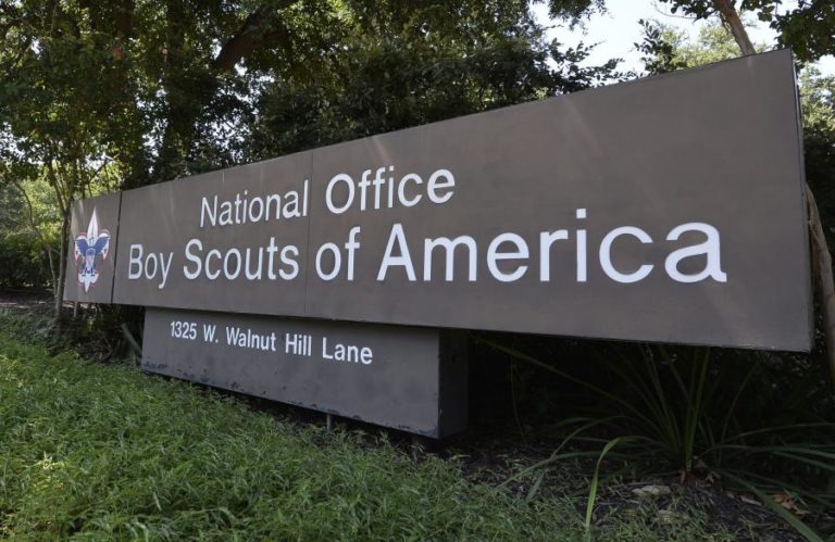 BOY SCOUTS OF AMERICA ATINGIDA POR ABUSOS SEXUAIS DECLARA FALÊNCIA