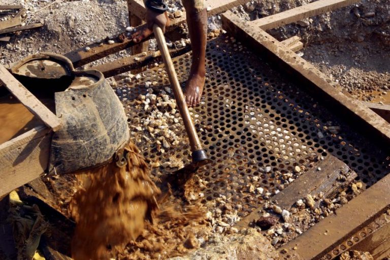 EMPRESA QUE EXPLORA RUBIS NO NORTE DE MOÇAMBIQUE PEDE APOIO DO GOVERNO PARA TRAVAR GARIMPO ILEGAL