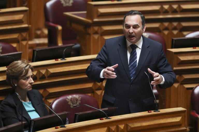 DEPUTADOS DO PSD COM VISÕES DISTINTAS SOBRE DESPENALIZAÇÃO DA EUTANÁSIA APLAUDEM LIBERDADE DE VOTO