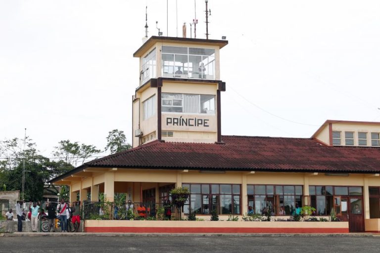 GOVERNOS SÃO-TOMENSE E CHINÊS ASSINAM ACORDO PARA OBRAS DE ALARGAMENTO DO AEROPORTO DE SÃO TOMÉ