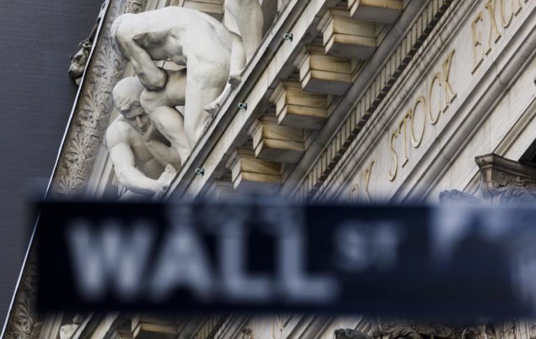 WALL STREET FECHA EM BAIXA COM PRUDÊNCIA FACE AO FIM DE SEMANA
