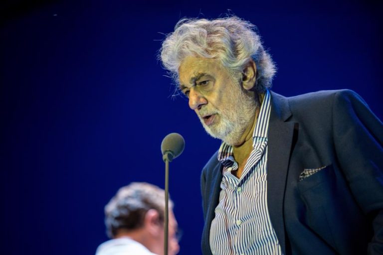 TENOR PLÁCIDO DOMINGO DIZ “ASSUMIR TODA A RESPONSABILIDADE DOS SEUS ERROS”