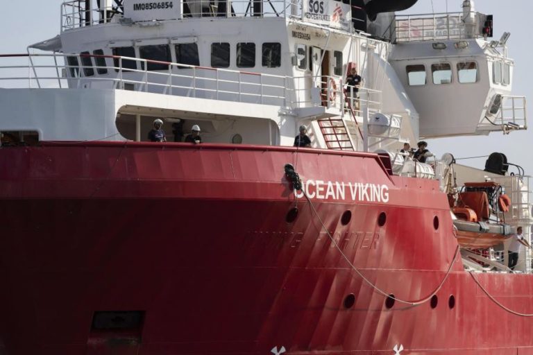 NAVIO HUMANITÁRIO OCEAN VIKING RESGATA 182 MIGRANTES NO MEDITERRÂNEO CENTRAL