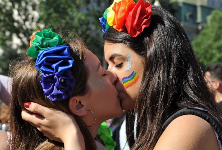 SUÍÇOS APROVAM EM REFERENDO LEI CONTRA A HOMOFOBIA