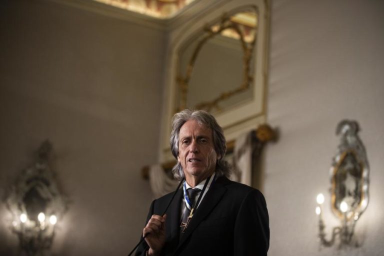 BOLSONARO RECEBE JORGE JESUS APÓS CONQUISTA DA SUPERTAÇA DO BRASIL