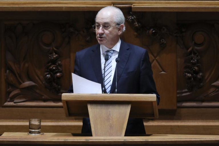 PSD PROPÕE CORTAR MENOS NOS GABINETES E AJUSTAR EXCEDENTE PARA COMPENSAR DESCIDA DA LUZ