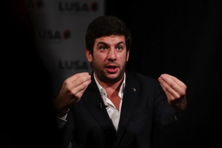LÍDER DO CDS DIZ QUE PARTIDO NÃO FAZ FRETES A NINGUÉM NEM ANDA ÀS ORDENS DO PSD