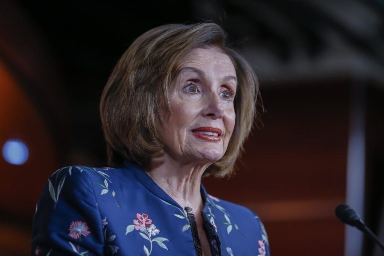 PELOSI ACUSOU TRUMP DE USAR O CONGRESSO COMO CENÁRIO DE ‘REALITY SHOW’