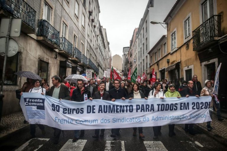 SINDICATOS DA FUNÇÃO PÚBLICA REÚNEM-SE COM GOVERNO À ESPERA DE AUMENTOS SUPERIORES A 0,3%