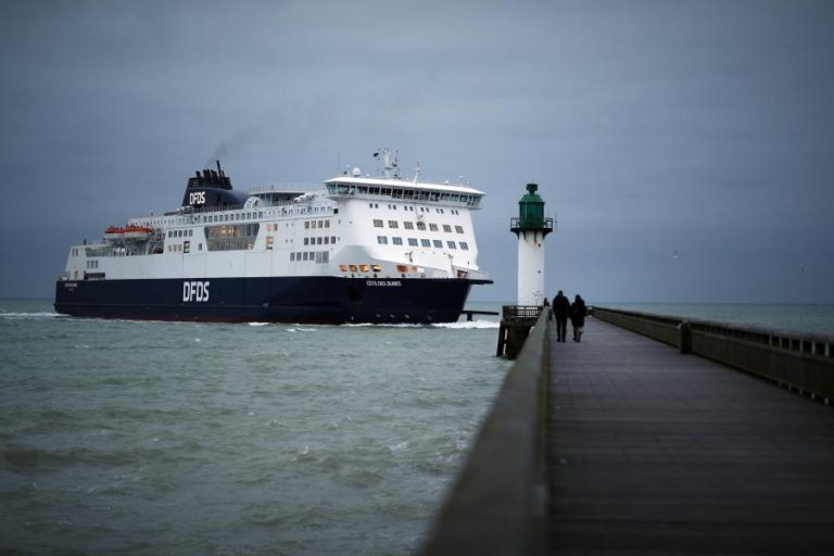 LIGAÇÕES POR ‘FERRY’ RETOMADAS NO CANAL DA MANCHA APÓS PASSAGEM DA TEMPESTADE CIARA