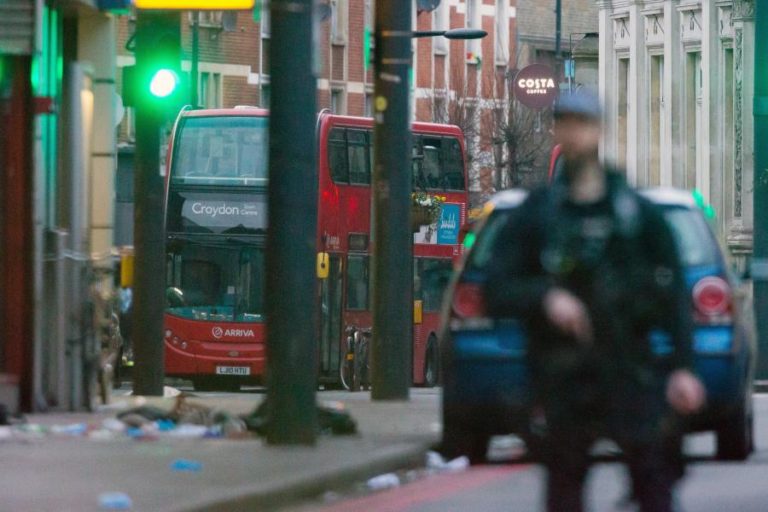 INCIDENTE “TERRORISTA” EM LONDRES RESULTA EM TRÊS FERIDOS, UM EM PERIGO DE VIDA