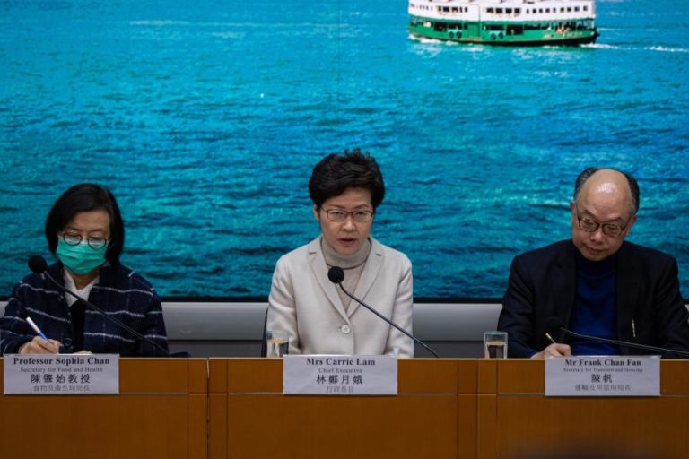 VÍRUS: HONG KONG FECHA QUASE TODAS AS FRONTEIRAS COM CHINA À MEIA-NOITE