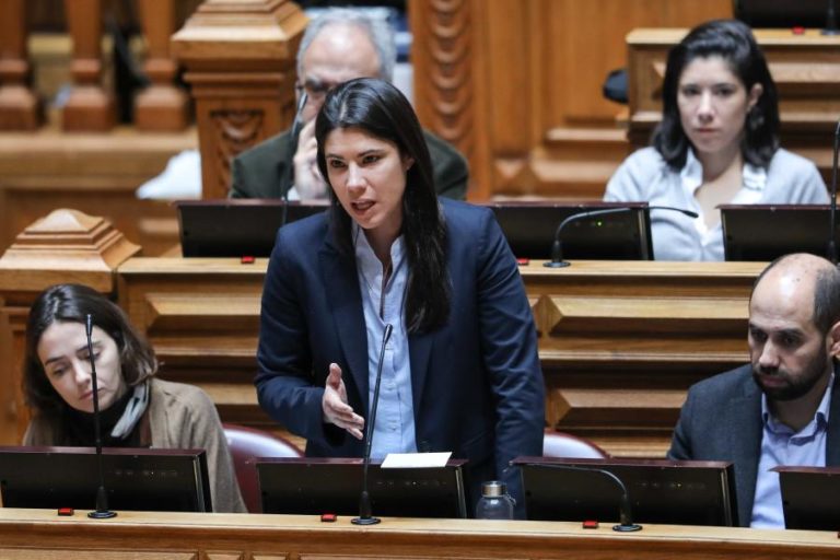 BE ACREDITA QUE TODOS OS PROJETOS SOBRE COMISSÕES BANCÁRIAS PODEM CHEGAR À ESPECIALIDADE