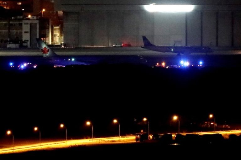 AVIÃO DA AIR CANADA ATERROU DE EMERGÊNCIA EM MADRID, SEM UMA RODA E SEM UM MOTOR