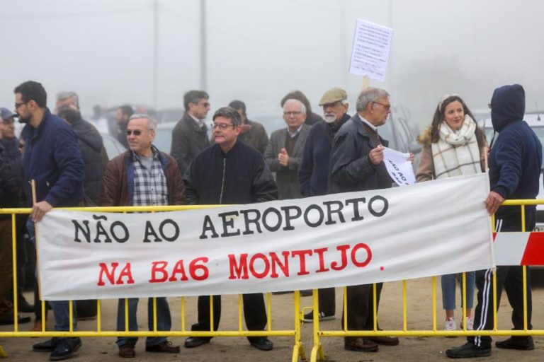 TRINTA PESSOAS PROTESTAM CONTRA AEROPORTO DO MONTIJO JUNTO A INAUGURAÇÃO COM COSTA