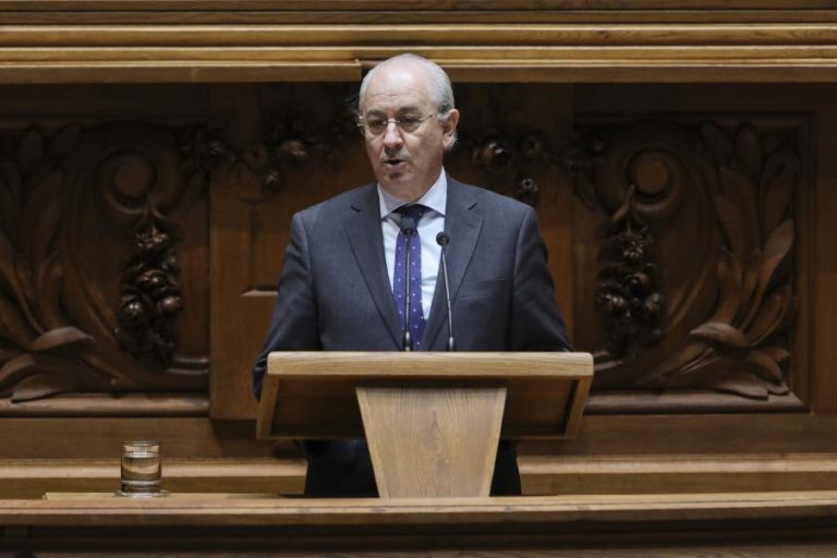 RIO DEFENDE QUE PSD MANTEVE COERÊNCIA E RESPONSABILIZA CDS E PCP PELA NÃO REDUÇÃO DO IVA