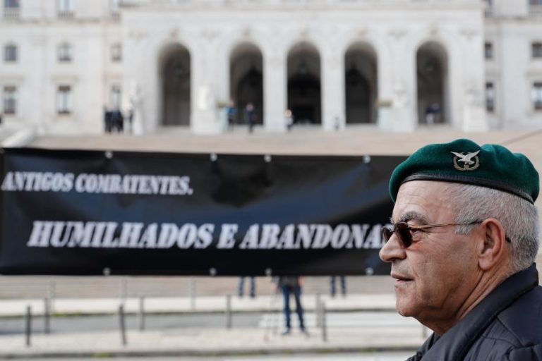 EX-COMBATENTES CONCENTRADOS HOJE FRENTE À AR GARANTEM QUE NÃO DESISTEM DO ESTATUTO