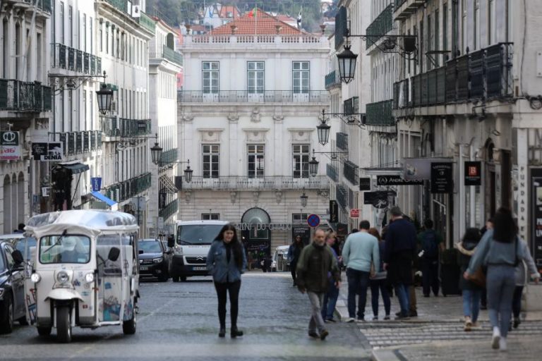CÂMARA DE LISBOA ADMITE RETIRAR PROPOSTA PARA PERMITIR CARROS DE “CONVIDADOS” NA BAIXA