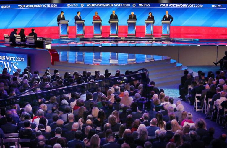 TENSÃO MARCA PRIMEIRO DEBATE DEMOCRATA APÓS INÍCIO DE PRIMÁRIAS NOS EUA