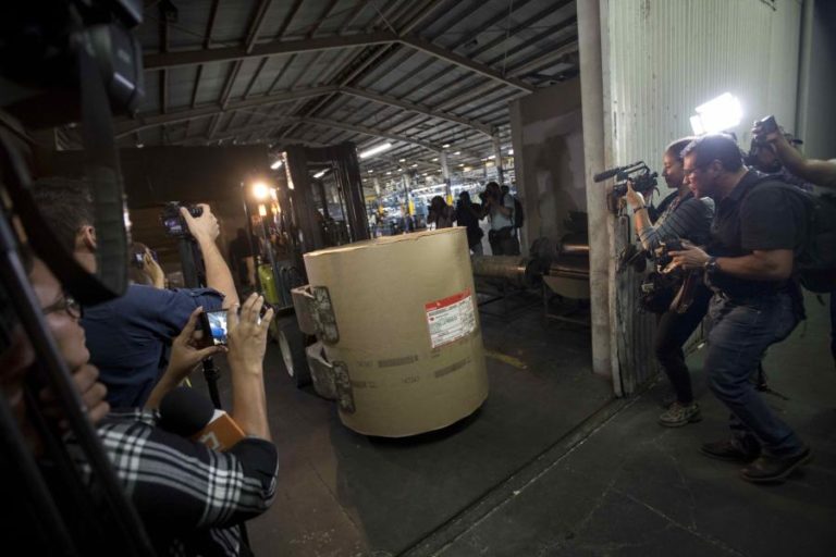 JORNAL LA PRENSA RECEBE PAPEL RETIDO PELO GOVERNO DA NICARÁGUA DURANTE 500 DIAS