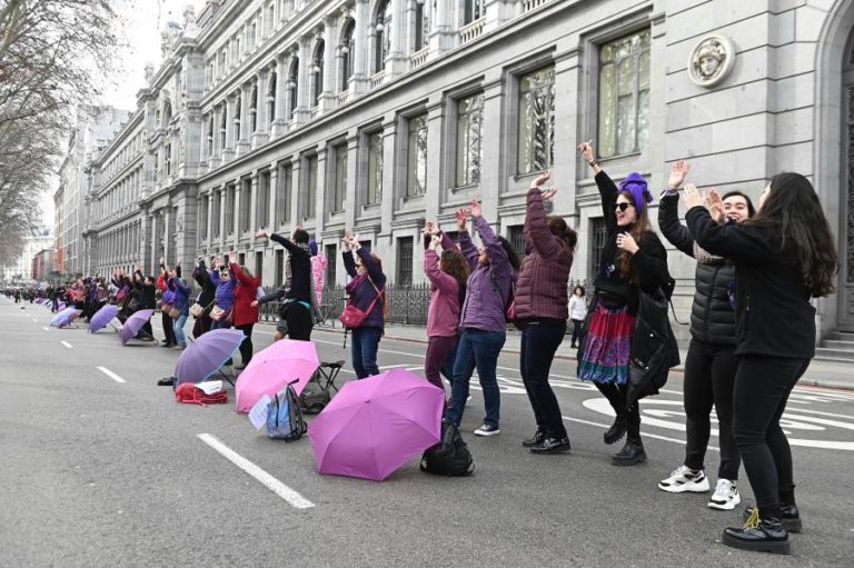 SETE MIL MULHERES FORMAM CADEIA HUMANA EM PROTESTO EM MADRID