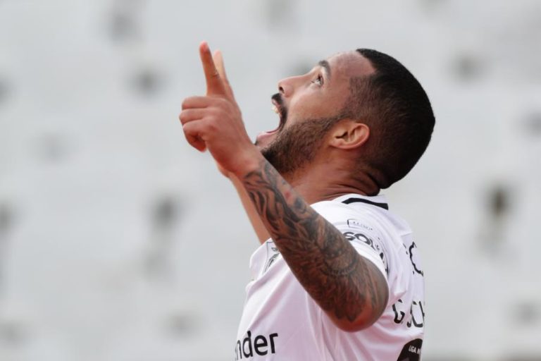 SANTA CLARA BATE BELENENSES SAD E SOMA TERCEIRA VITÓRIA CONSECUTIVA NA I LIGA