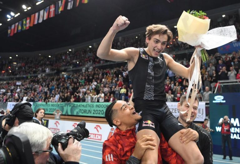 SUECO ARMAND DUPLANTIS BATE RECORDE DO MUNDO DE SALTO COM VARA AOS 20 ANOS