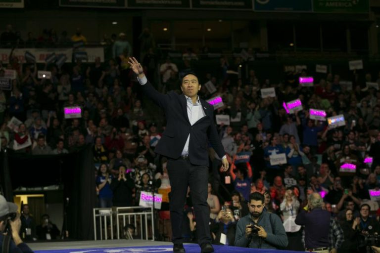 DEMOCRATA ANDREW YANG DESISTE DA CORRIDA À CASA BRANCA