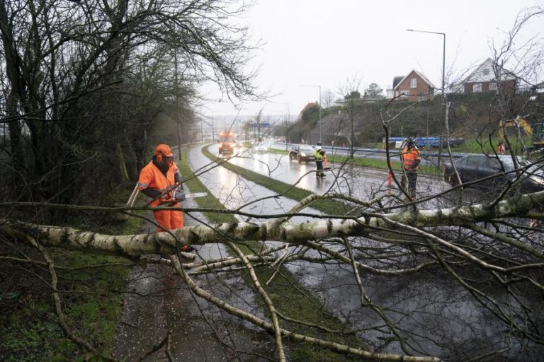 TEMPESTADE CIARA ATINGE OESTE DA EUROPA, REINO UNIDO É O PAÍS MAIS AFETADO