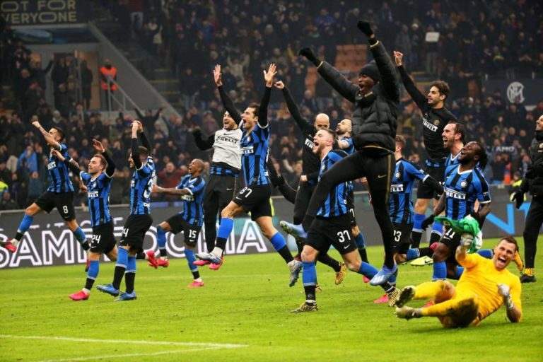 INTER OPERA REVIRAVOLTA, VENCE RIVAL AC MILAN E SOBE À LIDERANÇA EM ITÁLIA
