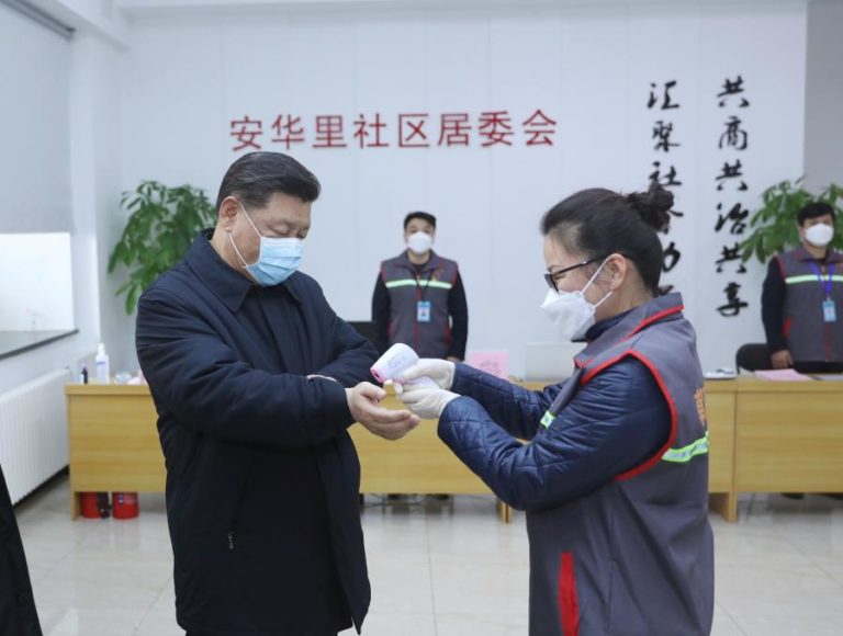 VÍRUS: LIDERANÇA CHINESA ASSUME POSTURA COLETIVA À MEDIDA QUE XI JINPING SAI DOS HOLOFOTES