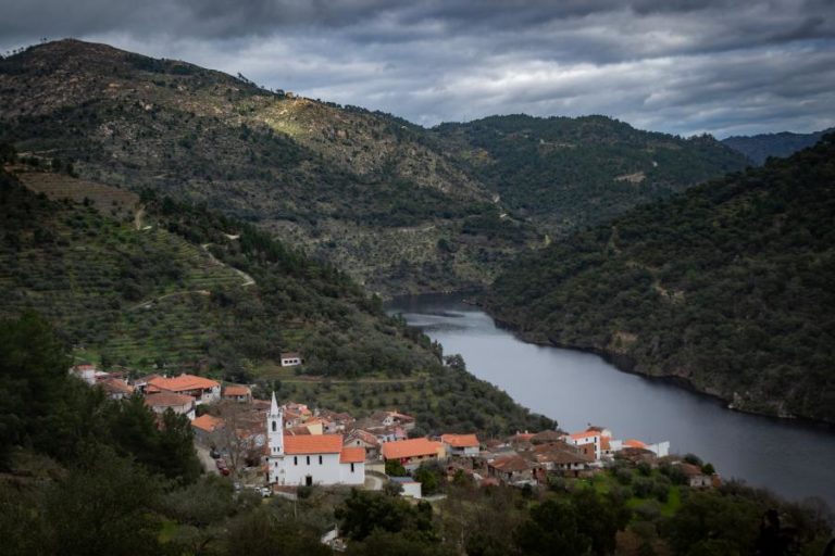 COVID-19: AMIEIRO RECORDA COMO SETE COLINAS E FOGUEIRAS PROTEGERAM ALDEIA DA PNEUMÓNICA