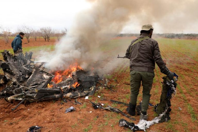 SÍRIA: DOIS PILOTOS MORREM EM HELICÓPTERO DO REGIME ABATIDO NO NOROESTE SÍRIO