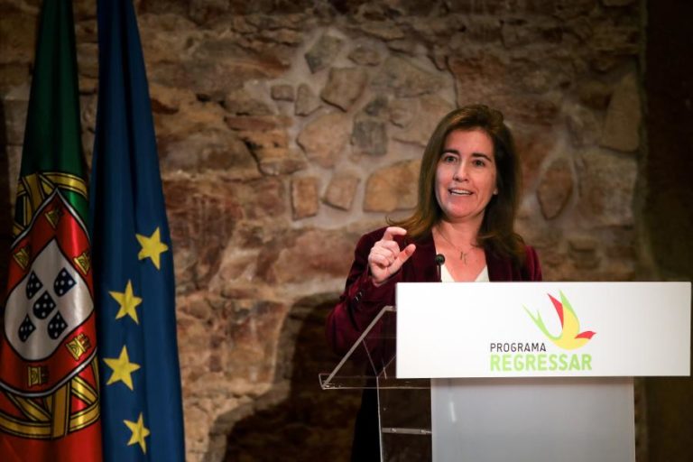 PROGRAMA REGRESSAR ABRANGE 1.705 PESSOAS, 70% EMIGRARAM ENTRE 2011 E 2015