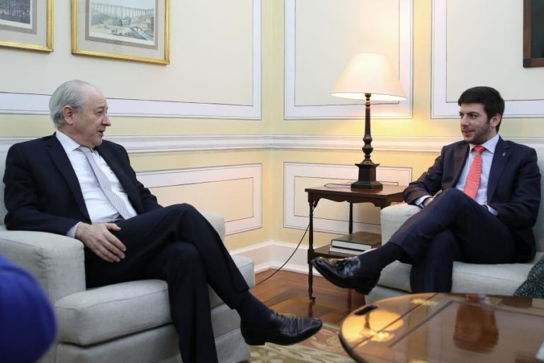 LÍDERES DO PSD E CDS-PP CONVERGEM EM APROXIMAÇÃO SOBRE AUTÁRQUICAS E NÃO SÓ