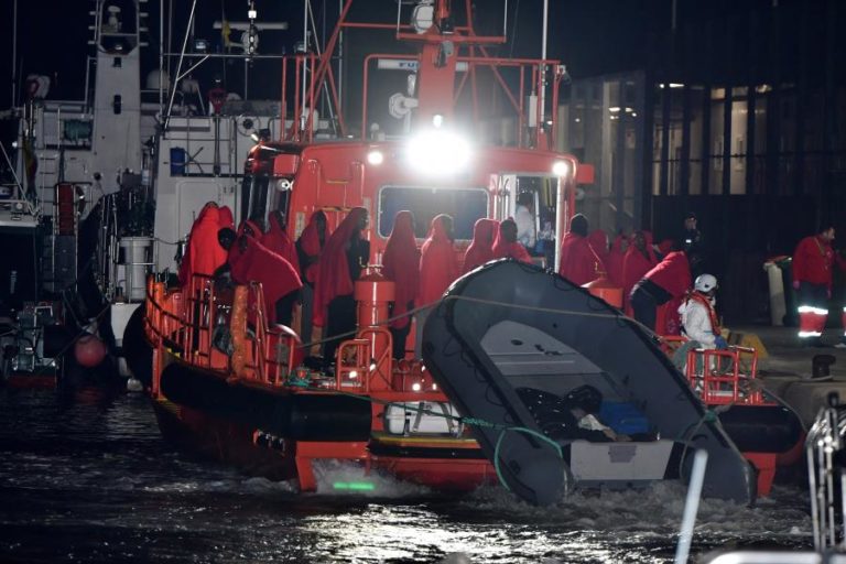NAVIO RESGATA 86 MIGRANTES AO LARGO DA COSTA DA GRANDE CANÁRIA