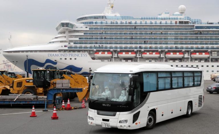 COVID-19: JAPÃO PERMITE SAÍDA DE PASSAGEIROS IDOSOS DE NAVIO EM QUARENTENA