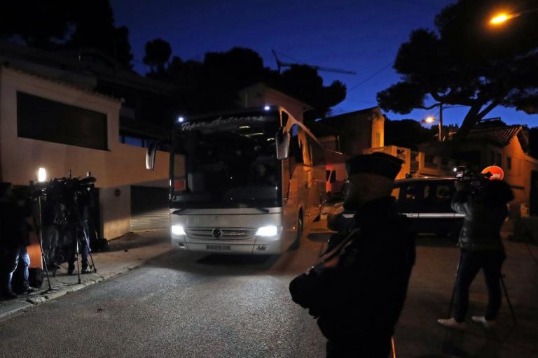 COVID-19: 181 FRANCESES REPATRIADOS DE WUHAN SAEM DE QUARENTENA