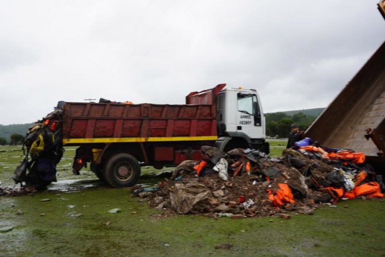 MILHARES DE COLETES SALVA-VIDAS RECOLHIDOS EM LESBOS CONTRA CENTRO DE ACOLHIMENTO