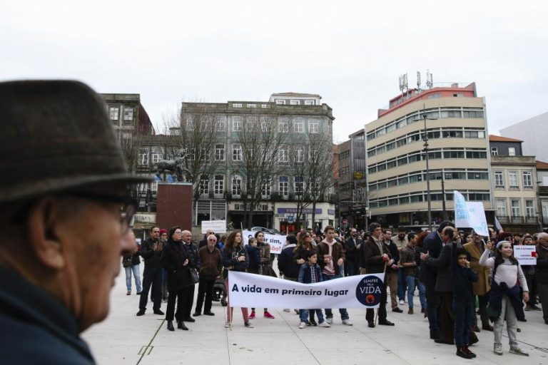 MAIS DE 100 PESSOAS MOSTRAM ‘CARTÃO VERMELHO’ À EUTANÁSIA NO PORTO
