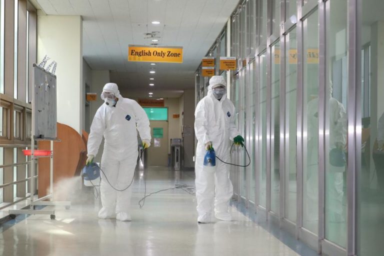 COVID-19: NÚMERO DE MORTOS NA CHINA SOBE PARA 2.004