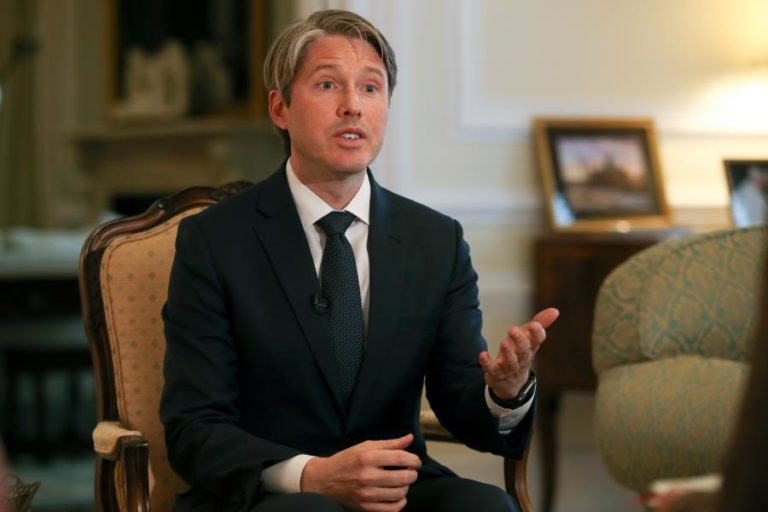 5G: “NÃO ESTAMOS CONTENTES COM A POSIÇÃO DO REINO UNIDO” SOBRE A HUAWEI – ROBERT STRAYER