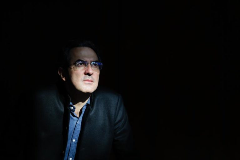 REDES SOCIAIS SERVEM A PROPAGAÇÃO DOS POPULISMOS DE DIREITA – JUAN GABRIEL VÁSQUEZ