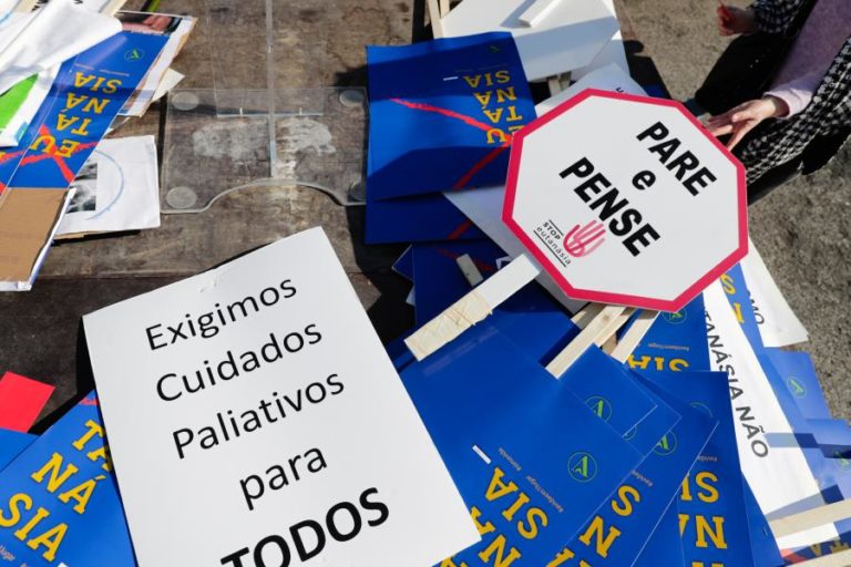 EUTANÁSIA: MANIFESTANTES DEFENDEM QUE HÁ UM PAÍS DENTRO DA AR E OUTRO FORA