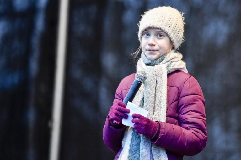 ATIVISTA GRETA THUNBERG E DEZENAS DE MILHARES DE JOVENS PARALISAM HAMBURGO